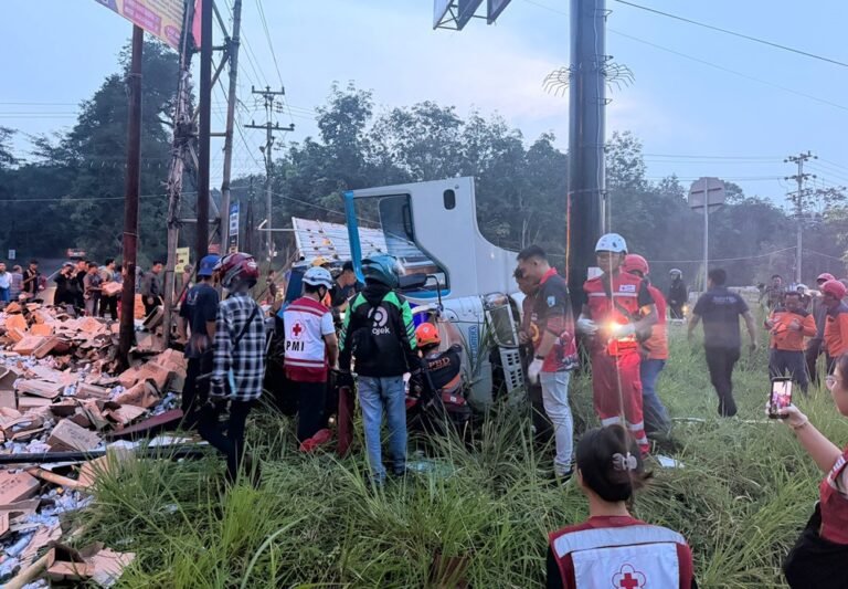 Kecelakaan tunggal terjadi di Simpang Salib Putih, Salatiga, Selasa (5/5/2026), saat truk Colt Diesel dari arah Kopeng diduga mengalami rem blong hingga menabrak pembatas jalan, mengakibatkan sopir luka patah kaki dan kerugian material lebih dari Rp200 juta akibat muatan susu berserakan.