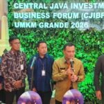 Pemerintah Provinsi Jawa Tengah bersama Bank Indonesia menggelar Central Java Investment and Business Forum (CJIBF) ke-10 di Kota Semarang, Senin (11/5/2026), untuk memperkuat investasi dan industri baru. Forum yang dibuka Wakil Menteri Investasi Todotua Pasaribu dan Gubernur Ahmad Luthfi itu menyoroti pengembangan industri teknologi tinggi, kendaraan listrik, dan peningkatan kualitas SDM.