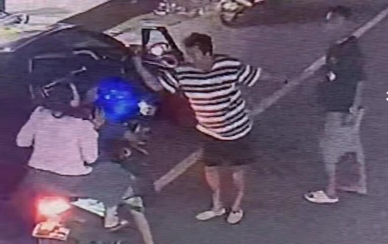 Aksi pemukulan akibat cekcok lalu lintas terjadi di jalur Lemah Abang–Bandungan, Desa Jimbaran, Kecamatan Bandungan, Kabupaten Semarang, Minggu malam (10/5/2026). Polisi mengamankan pelaku berinisial T setelah video CCTV kejadian viral di media sosial. Pelaku mengaku emosi karena kesulitan mendahului kendaraan korban.