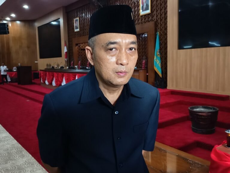 Ketua DPRD Kabupaten Semarang Bondan Marutohening meminta peninjauan ulang RPJMD di Ungaran, Rabu (6/5/2026), menyusul pengurangan Transfer ke Daerah, dengan mendorong penyesuaian target pembangunan dan prioritas anggaran secara realistis melalui sinergi eksekutif-legislatif agar program tetap berjalan efektif.
