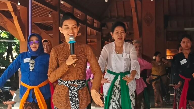 Komunitas Kridha Beksa Wandawa menggelar kelas Tari Klasik Gaya Surakarta di Pendopo Bung Karno, Salatiga, Minggu (24/5/2026), sebagai upaya melestarikan budaya Jawa di tengah modernisasi. Kegiatan yang awalnya menargetkan 30 peserta ini diikuti 62 orang berusia 12 hingga 62 tahun, yang belajar Tari Golek Sri Rejeki untuk mengenal, menjaga, dan mewariskan seni tradisi kepada generasi masa kini.