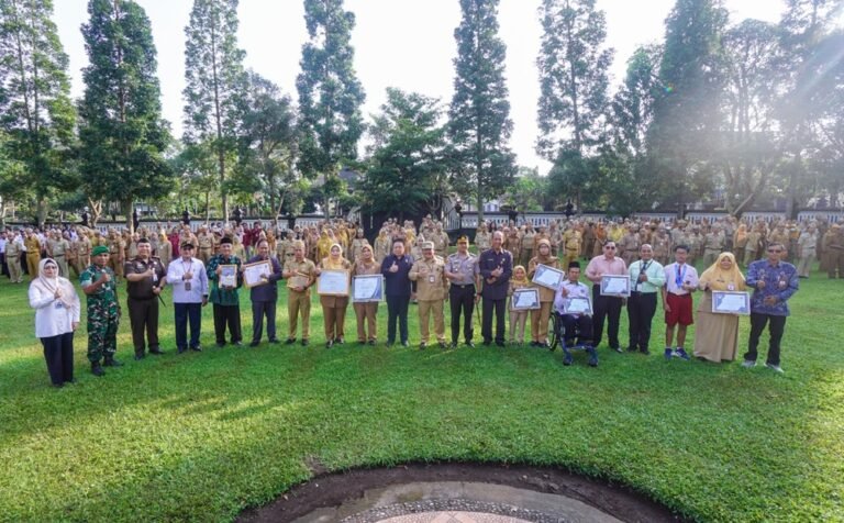 Pemerintah Kota Salatiga memperingati Hardiknas 2026 melalui upacara di halaman kantor pemkot, Senin (4/5/2026), dengan menegaskan penguatan pendidikan inklusif berbasis mindset, mental, dan misi, sekaligus mengapresiasi berbagai capaian prestasi nasional sebagai hasil kolaborasi seluruh elemen pendidikan.