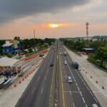 Lonjakan arus kendaraan terjadi selama libur Iduladha 1447 H pada 26–28 Mei 2026, saat masyarakat memanfaatkan libur panjang untuk bepergian. PT Jasamarga Transjawa Tol mencatat 112.060 kendaraan melintas menuju Timur Trans Jawa melalui GT Cikampek Utama, meningkat 38,35 persen dari kondisi normal, sementara kepadatan juga terjadi di GT Kalikangkung dan Banyumanik seiring tingginya mobilitas wisata dan mudik masyarakat.