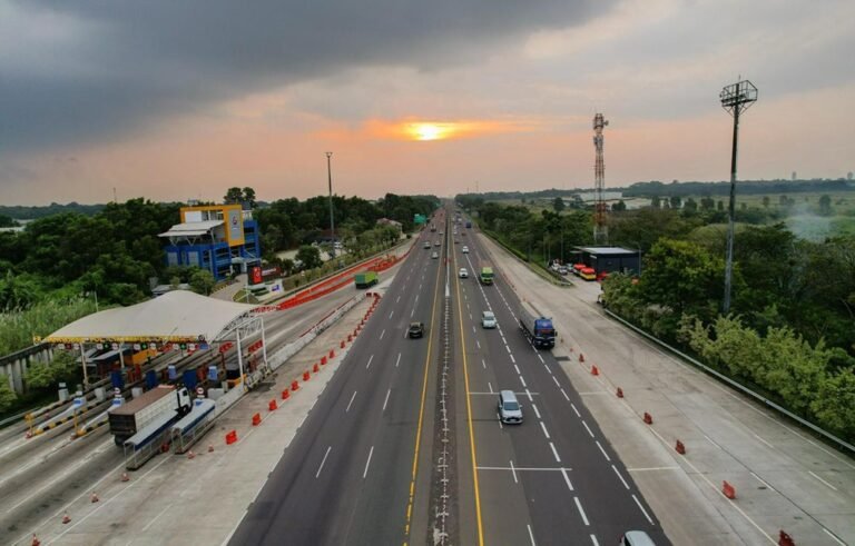 Lonjakan arus kendaraan terjadi selama libur Iduladha 1447 H pada 26–28 Mei 2026, saat masyarakat memanfaatkan libur panjang untuk bepergian. PT Jasamarga Transjawa Tol mencatat 112.060 kendaraan melintas menuju Timur Trans Jawa melalui GT Cikampek Utama, meningkat 38,35 persen dari kondisi normal, sementara kepadatan juga terjadi di GT Kalikangkung dan Banyumanik seiring tingginya mobilitas wisata dan mudik masyarakat.