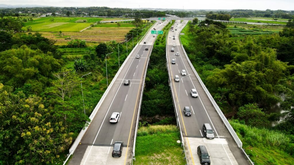 PT Jasamarga Solo Ngawi memprediksi peningkatan volume kendaraan selama libur panjang Kenaikan Isa Almasih pada 14–17 Mei 2026 di ruas Jalan Tol Solo–Ngawi. Antisipasi dilakukan melalui penambahan gardu tol, kesiapan rest area, dan penyediaan fasilitas pengisian kendaraan listrik guna menjaga kelancaran arus lalu lintas.