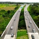PT Jasamarga Solo Ngawi memprediksi peningkatan volume kendaraan selama libur panjang Kenaikan Isa Almasih pada 14–17 Mei 2026 di ruas Jalan Tol Solo–Ngawi. Antisipasi dilakukan melalui penambahan gardu tol, kesiapan rest area, dan penyediaan fasilitas pengisian kendaraan listrik guna menjaga kelancaran arus lalu lintas.