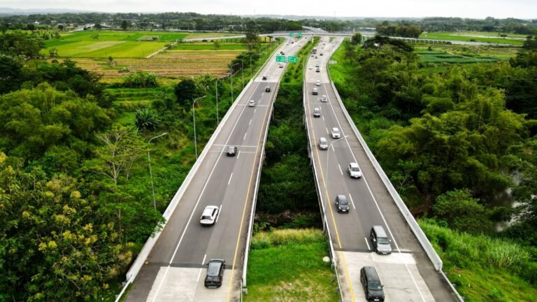 PT Jasamarga Solo Ngawi memprediksi peningkatan volume kendaraan selama libur panjang Kenaikan Isa Almasih pada 14–17 Mei 2026 di ruas Jalan Tol Solo–Ngawi. Antisipasi dilakukan melalui penambahan gardu tol, kesiapan rest area, dan penyediaan fasilitas pengisian kendaraan listrik guna menjaga kelancaran arus lalu lintas.