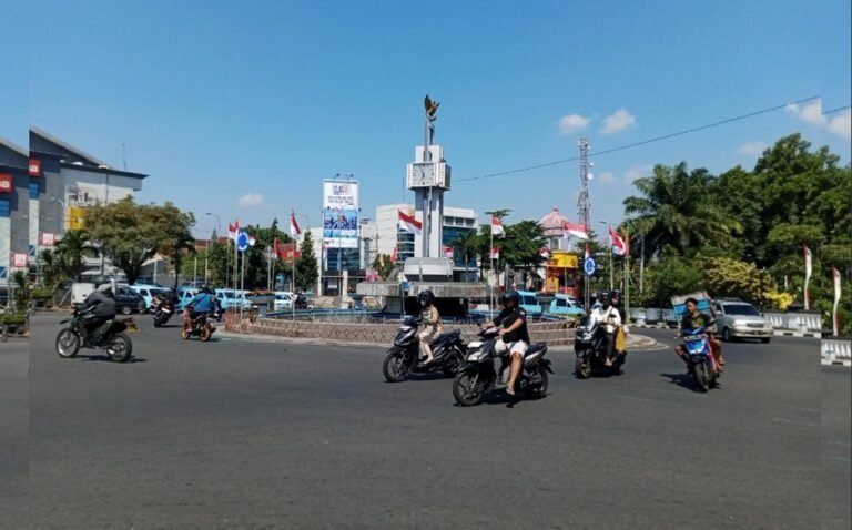 Salatiga LitFest Carnival digelar di depan Ramayana dan Bundaran Jam Kota Salatiga, Jawa Tengah, pada rangkaian Salatiga LitFest 29 April–2 Mei 2026 dengan menampilkan beragam seni tradisional dan modern. Pemerintah Kota menghadirkan kegiatan ini untuk memperkuat literasi melalui kolaborasi seni, diskusi, dan kerja sama internasional dengan Frankfurt Book Fair.