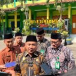 MTsN 1 Kabupaten Semarang di Kecamatan Susukan mengolah sampah organik dari program Makan Bergizi Gratis (MBG) dan asrama siswa menjadi pakan larva maggot sebagai bagian dari gerakan ecotheology. Inovasi yang berkembang dari penelitian siswa tersebut kini menghasilkan maggot basah dan kering bernilai jual, sekaligus menjadi sarana pendidikan karakter dan pengelolaan lingkungan berkelanjutan.