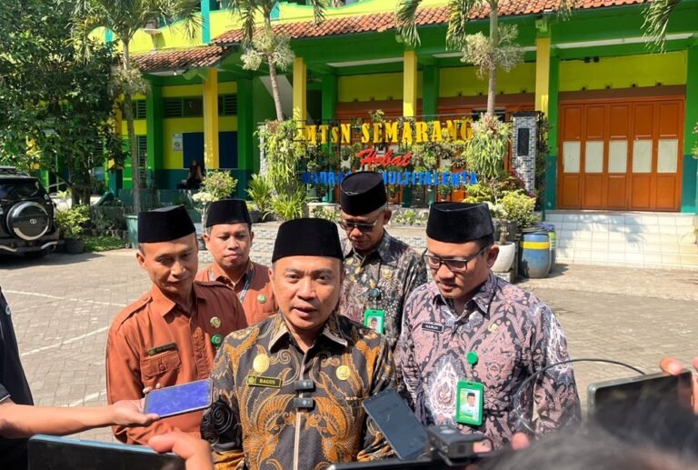 MTsN 1 Kabupaten Semarang di Kecamatan Susukan mengolah sampah organik dari program Makan Bergizi Gratis (MBG) dan asrama siswa menjadi pakan larva maggot sebagai bagian dari gerakan ecotheology. Inovasi yang berkembang dari penelitian siswa tersebut kini menghasilkan maggot basah dan kering bernilai jual, sekaligus menjadi sarana pendidikan karakter dan pengelolaan lingkungan berkelanjutan.
