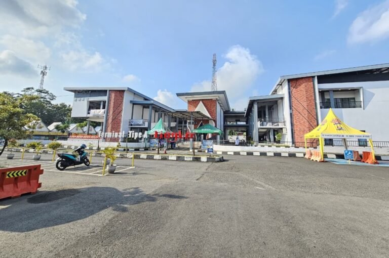 Terminal Tipe A Tingkir Salatiga menghadirkan fasilitas titik jemput ojek online selama 24 jam sejak 17 Maret 2026 untuk meningkatkan kenyamanan penumpang bus. Fasilitas berupa tenda dan ruang tunggu itu dikelola bersama komunitas ojek online serta ojek pangkalan agar layanan transportasi lanjutan lebih aman, tertata, dan nyaman.