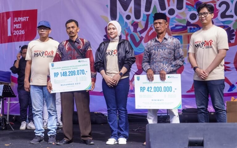 Wakil Wali Kota Salatiga Nina Agustin membuka Salatiga May Day 2026 di halaman Pemkot, Jumat (1/5/2026), dengan melibatkan unsur tripartit untuk mempererat hubungan industrial melalui santunan BPJS, layanan kesehatan, donor darah, dan bazar UMKM, guna meningkatkan kesejahteraan pekerja dan kolaborasi antar pihak.