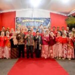 Grup hadroh modern Ukhti Salam Bernada (USB) yang beranggotakan 17 pensiunan pejabat Pemerintah Kota Salatiga tampil memukau dalam acara Patlikuran di rumah dinas wali kota, Sabtu (23/5/2026). Dibentuk pada Februari 2026 sebagai wadah silaturahmi dan berkarya, grup ini memadukan rebana dengan alat musik modern serta telah menerima sejumlah undangan pentas di berbagai daerah sekitar Salatiga.