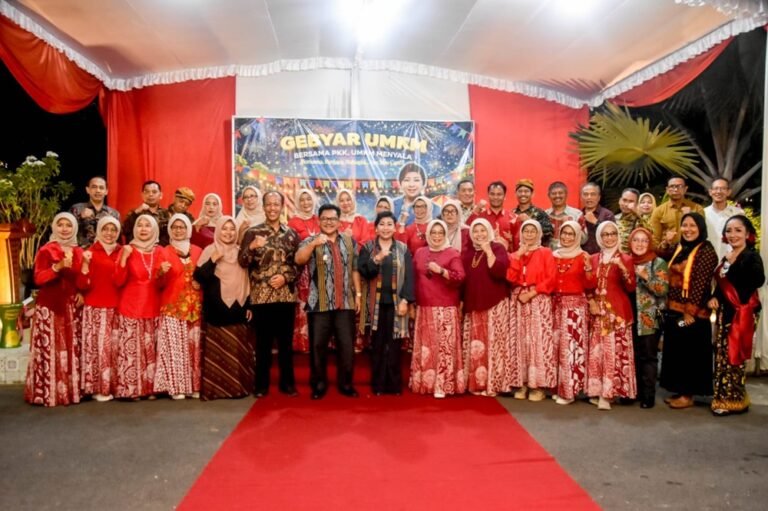 Grup hadroh modern Ukhti Salam Bernada (USB) yang beranggotakan 17 pensiunan pejabat Pemerintah Kota Salatiga tampil memukau dalam acara Patlikuran di rumah dinas wali kota, Sabtu (23/5/2026). Dibentuk pada Februari 2026 sebagai wadah silaturahmi dan berkarya, grup ini memadukan rebana dengan alat musik modern serta telah menerima sejumlah undangan pentas di berbagai daerah sekitar Salatiga.
