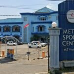 Kebakaran melanda Metro Sport Center di Jalan MT Haryono, Semarang, Senin (4/5/2026) malam, menyebabkan lima orang luka dan kerugian sekitar Rp5 miliar, saat api diduga muncul dari lantai satu dan cepat membesar hingga petugas mengevakuasi korban serta memadamkan api selama hampir dua jam.