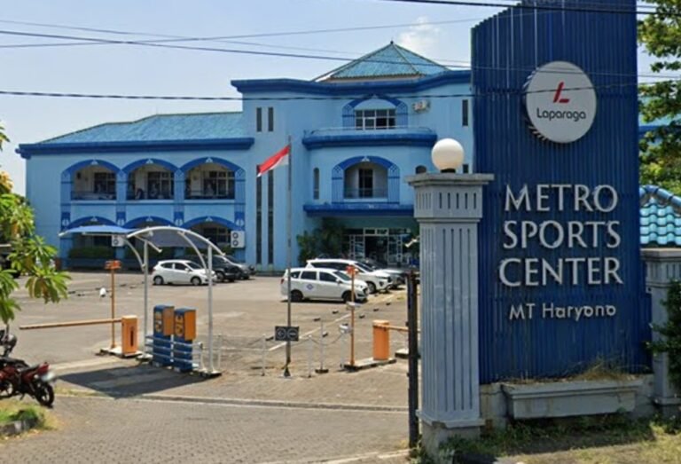 Kebakaran melanda Metro Sport Center di Jalan MT Haryono, Semarang, Senin (4/5/2026) malam, menyebabkan lima orang luka dan kerugian sekitar Rp5 miliar, saat api diduga muncul dari lantai satu dan cepat membesar hingga petugas mengevakuasi korban serta memadamkan api selama hampir dua jam.