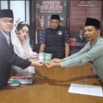Seorang pemuda asal Tuntang, Kabupaten Semarang, melangsungkan akad nikah di kantor Satresnarkoba Polres Salatiga, Minggu (10/5/2026), saat menjalani proses hukum kasus peredaran pil Yarindu. Pernikahan digelar secara sederhana dengan pengawalan polisi setelah keluarga memohon agar prosesi tetap dilaksanakan sebagai bentuk penghormatan nilai kemanusiaan.