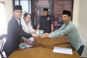 Seorang pemuda asal Tuntang, Kabupaten Semarang, melangsungkan akad nikah di kantor Satresnarkoba Polres Salatiga, Minggu (10/5/2026), saat menjalani proses hukum kasus peredaran pil Yarindu. Pernikahan digelar secara sederhana dengan pengawalan polisi setelah keluarga memohon agar prosesi tetap dilaksanakan sebagai bentuk penghormatan nilai kemanusiaan.