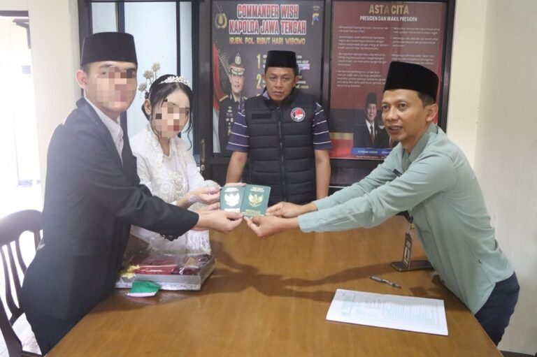 Seorang pemuda asal Tuntang, Kabupaten Semarang, melangsungkan akad nikah di kantor Satresnarkoba Polres Salatiga, Minggu (10/5/2026), saat menjalani proses hukum kasus peredaran pil Yarindu. Pernikahan digelar secara sederhana dengan pengawalan polisi setelah keluarga memohon agar prosesi tetap dilaksanakan sebagai bentuk penghormatan nilai kemanusiaan.