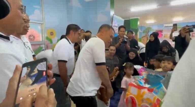 Gubernur Jawa Tengah Ahmad Luthfi menegaskan pentingnya pengawasan daycare saat meresmikan Daycare Tripartit Berdikari di Rusunawa Gedanganak, Ungaran Timur, Jumat (1/5/2026), guna mencegah kekerasan anak melalui pengelolaan profesional, sekaligus mendukung produktivitas pekerja dan kesejahteraan lewat penguatan koperasi karyawan.