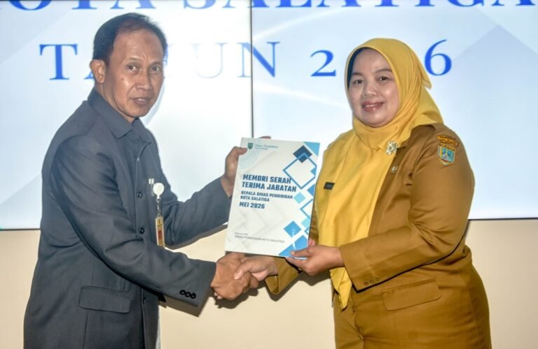 Wali Kota Salatiga Robby Hernawan merotasi jabatan dan menunjuk Mudjiati sebagai Plt Kepala Dinas Pendidikan dalam sertijab di Gedung Setda, Senin (4/5/2026), guna mempercepat pelayanan publik dan sinkronisasi kebijakan pendidikan melalui figur yang memahami kondisi sekolah di lapangan.