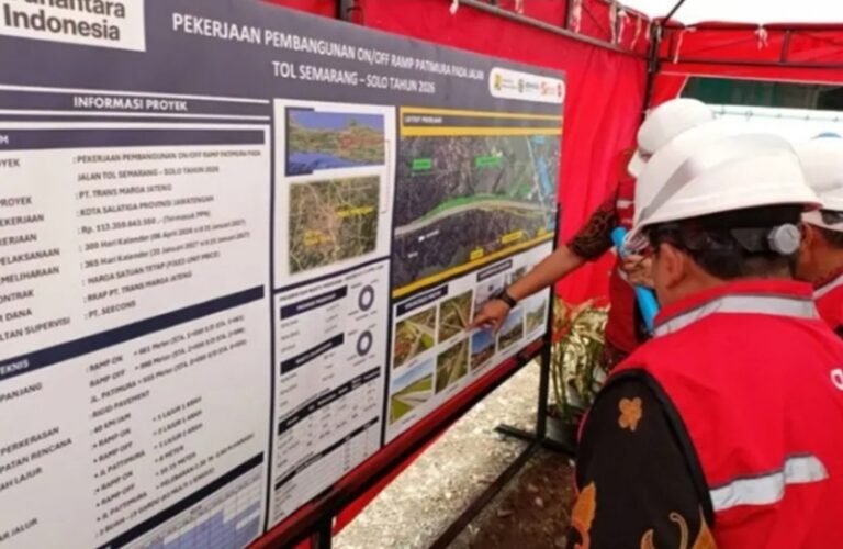 Kementerian Pekerjaan Umum bersama PT Trans Marga Jateng mulai membangun Akses Tol Pattimura di Kota Salatiga sejak April 2026 untuk memperkuat konektivitas menuju pusat kota. Proyek sepanjang 1,66 kilometer senilai Rp113,35 miliar itu ditargetkan selesai pada 2027 melalui pembangunan ramp on, ramp off, underpass, serta penanganan Jalan Pattimura guna memperlancar mobilitas dan mendorong pertumbuhan ekonomi daerah.