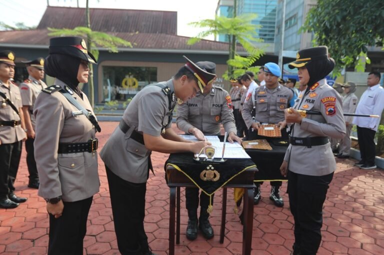 Polres Semarang merotasi sejumlah Pejabat Utama dan Kapolsek jajaran melalui upacara serah terima jabatan yang dipimpin Kapolres AKBP Ratna Quratul Ainy pada Rabu (6/5/2026) sebagai bagian penyegaran organisasi, pengembangan karier personel, serta peningkatan profesionalitas dan pelayanan kepolisian kepada masyarakat.
