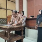 Pemerintah Kabupaten Semarang menegaskan pelaksanaan Sistem Penerimaan Murid Baru (SPMB) Tahun Ajaran 2026/2027 harus berjalan transparan dan adil tanpa praktik titip-menitip maupun pungutan liar. Penegasan itu disampaikan Bupati Semarang Ngesti Nugraha usai penandatanganan pakta integritas bersama Forkopimda, Dinas Pendidikan, kepala sekolah, guru, dan komite sekolah di aula Disdikbudpora Kabupaten Semarang, Jumat (8/5/2026).