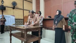 Pemerintah Kabupaten Semarang menegaskan pelaksanaan Sistem Penerimaan Murid Baru (SPMB) Tahun Ajaran 2026/2027 harus berjalan transparan dan adil tanpa praktik titip-menitip maupun pungutan liar. Penegasan itu disampaikan Bupati Semarang Ngesti Nugraha usai penandatanganan pakta integritas bersama Forkopimda, Dinas Pendidikan, kepala sekolah, guru, dan komite sekolah di aula Disdikbudpora Kabupaten Semarang, Jumat (8/5/2026).