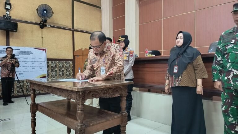 Pemerintah Kabupaten Semarang menegaskan pelaksanaan Sistem Penerimaan Murid Baru (SPMB) Tahun Ajaran 2026/2027 harus berjalan transparan dan adil tanpa praktik titip-menitip maupun pungutan liar. Penegasan itu disampaikan Bupati Semarang Ngesti Nugraha usai penandatanganan pakta integritas bersama Forkopimda, Dinas Pendidikan, kepala sekolah, guru, dan komite sekolah di aula Disdikbudpora Kabupaten Semarang, Jumat (8/5/2026).