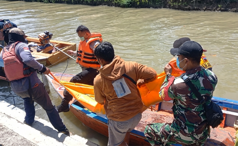 Seorang pemuda bernama Rian (18), warga Kecamatan Getasan, Kabupaten Semarang, ditemukan meninggal dunia mengapung di kawasan Rawa Pening, Kamis (7/5/2026), dengan kaki terlilit tali yang terikat aki mobil dan tabung gas 3 kilogram, setelah sebelumnya dilaporkan tidak pulang selama hampir tiga hari.