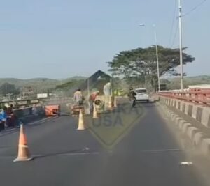 Perbaikan Jalan Bergeser ke Jembatan Rel KA di Lingkar Kaliwungu, Arus Lalu Lintas Merambat
