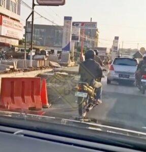 Aktivitas peningkatan mutu Jalan Gatot Subroto, Ungaran, Kabupaten Semarang arah utara, menyebabkan arus lalu lintas merambat, Jumat pagi. Pekerjaan meliputi pengecoran, perbaikan saluran air sepanjang 180 meter di depan BRI, serta scrapping, filling, dan overlay jalan yang menutup lajur kiri. Pengendara diimbau waspada dan dapat menggunakan Tol Semarang–Solo sebagai jalur alternatif.