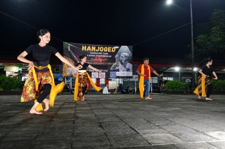 Sanggar Tari Cakra Pamungkas menggelar pentas tari di RTH Desa Klero, Tengaran, Kabupaten Semarang, Sabtu (2/5/2026) malam, dalam rangka Hari Tari, HUT ke-4 sanggar, dan HUT Kecamatan, untuk melestarikan budaya melalui pertunjukan tari tradisional yang melibatkan generasi muda.
