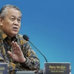 Bank Indonesia menaikkan suku bunga acuan BI-Rate sebesar 50 basis poin menjadi 5,25 persen dalam Rapat Dewan Gubernur 19–20 Mei 2026 guna menjaga stabilitas Rupiah dan mengendalikan inflasi di tengah gejolak ekonomi global akibat konflik Timur Tengah. Kebijakan ini ditempuh saat nilai tukar Rupiah melemah ke level Rp17.700 per dolar AS, meski pertumbuhan ekonomi nasional dan sektor perbankan masih menunjukkan kinerja positif.