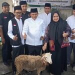 BAZNAS Kabupaten Semarang untuk pertama kalinya mengelola penyembelihan dam haji dari 93 jamaah asal Kabupaten Semarang di RPH Candirejo, Kecamatan Tuntang, Sabtu (30/5/2026). Program yang dilaksanakan berdasarkan regulasi pemerintah tersebut menyalurkan daging dam tamattu’ kepada masyarakat fakir miskin melalui kerja sama dengan Dinas Sosial dan DP3AKB agar bantuan tepat sasaran.