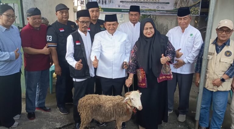 BAZNAS Kabupaten Semarang untuk pertama kalinya mengelola penyembelihan dam haji dari 93 jamaah asal Kabupaten Semarang di RPH Candirejo, Kecamatan Tuntang, Sabtu (30/5/2026). Program yang dilaksanakan berdasarkan regulasi pemerintah tersebut menyalurkan daging dam tamattu’ kepada masyarakat fakir miskin melalui kerja sama dengan Dinas Sosial dan DP3AKB agar bantuan tepat sasaran.