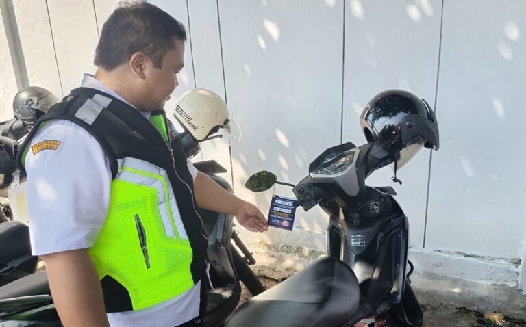 Sejumlah kendaraan dinas dan kendaraan pribadi ASN di kompleks Kantor Bupati Kabupaten Semarang kedapatan belum membayar Pajak Kendaraan Bermotor saat sidak Gerakan Disiplin Pajak untuk Rakyat (Gadis Pantura), Rabu (13/5/2026). Pemeriksaan mendadak dilakukan Samsat Ungaran bersama Pemkab Semarang untuk meningkatkan kepatuhan pembayaran pajak kendaraan.