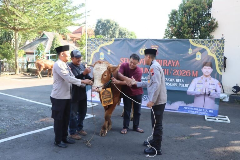 Polres Salatiga menyembelih 5 ekor sapi dan 9 kambing pada Idul Adha 1447 H, Rabu (27/5/2026), sebagai bentuk kepedulian sosial kepada masyarakat. Hewan kurban didistribusikan ke warga sekitar, pondok pesantren, dan yayasan di Kota Salatiga untuk mempererat kebersamaan serta sinergi Polri dengan masyarakat.