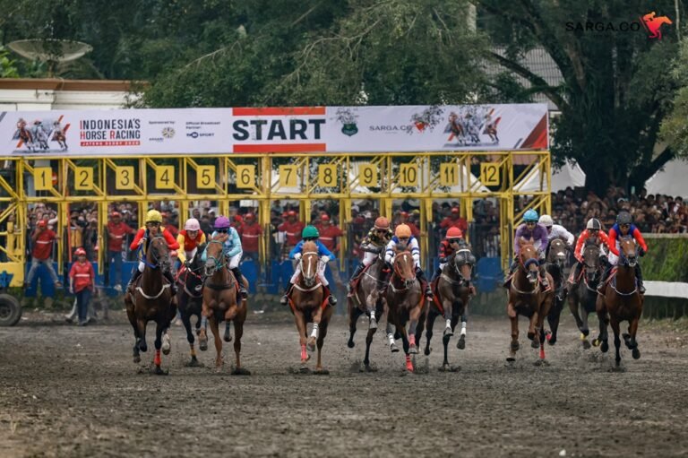 Sebanyak 147 kuda dari berbagai daerah akan berlaga dalam Indonesia’s Horse Racing Piala Raja Mangkunegaran & Triple Crown Serie 2 2026 di Gelanggang Pacuan Kuda Tegalwaton, Kabupaten Semarang, Minggu (10/5/2026). Ajang dengan total hadiah Rp600 juta ini menghadirkan 18 kelas lomba dan sistem handicap untuk menciptakan persaingan lebih adil sekaligus mendorong kebangkitan pacuan kuda nasional.