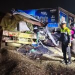 Kecelakaan lalu lintas melibatkan dua truk terjadi di jalur penyelamat Jalan Lingkar Selatan (JLS) Kecandran, Sidomukti, Kota Salatiga, Selasa (19/5/2026) malam. Insiden diduga dipicu gangguan pengereman pada kedua kendaraan hingga menyebabkan benturan di jalur penyelamat dan mengakibatkan tiga orang mengalami luka, satu di antaranya luka berat.