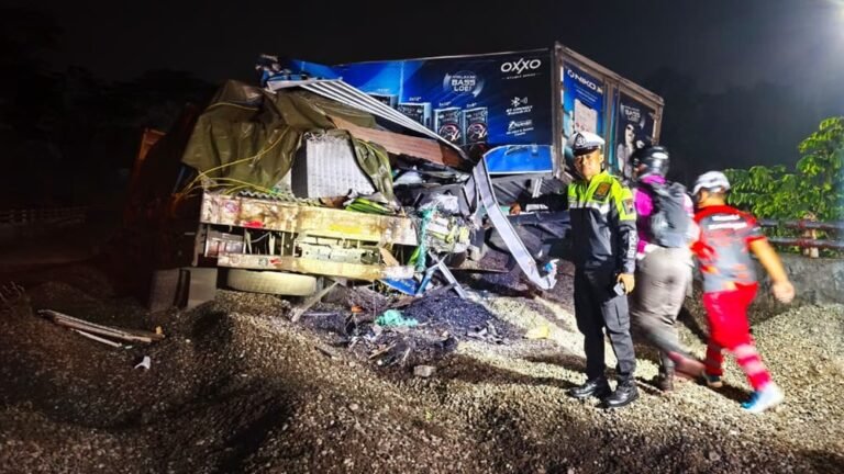 Kecelakaan lalu lintas melibatkan dua truk terjadi di jalur penyelamat Jalan Lingkar Selatan (JLS) Kecandran, Sidomukti, Kota Salatiga, Selasa (19/5/2026) malam. Insiden diduga dipicu gangguan pengereman pada kedua kendaraan hingga menyebabkan benturan di jalur penyelamat dan mengakibatkan tiga orang mengalami luka, satu di antaranya luka berat.