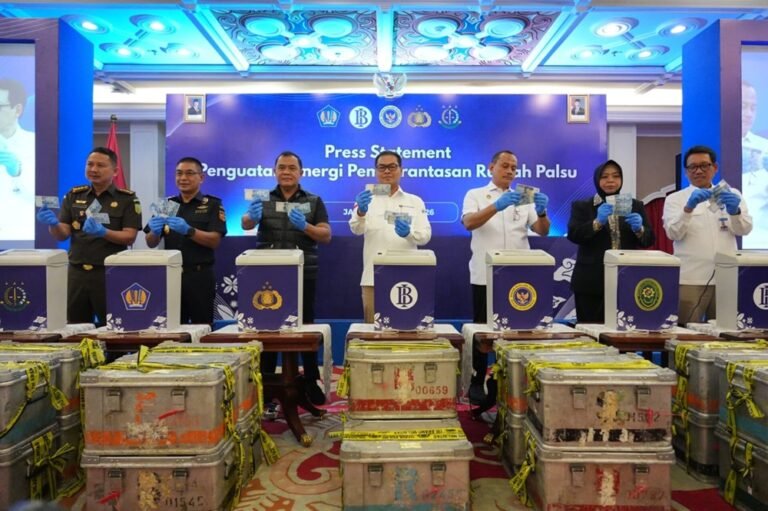 Bank Indonesia terus memperkuat kualitas dan pengamanan uang rupiah untuk menjaga simbol kedaulatan negara di tengah tren penurunan temuan uang palsu hingga 2025. Penguatan dilakukan melalui teknologi unsur pengaman modern, pemusnahan uang tidak layak edar, serta edukasi masyarakat menggunakan metode 3D untuk mengenali keaslian rupiah.