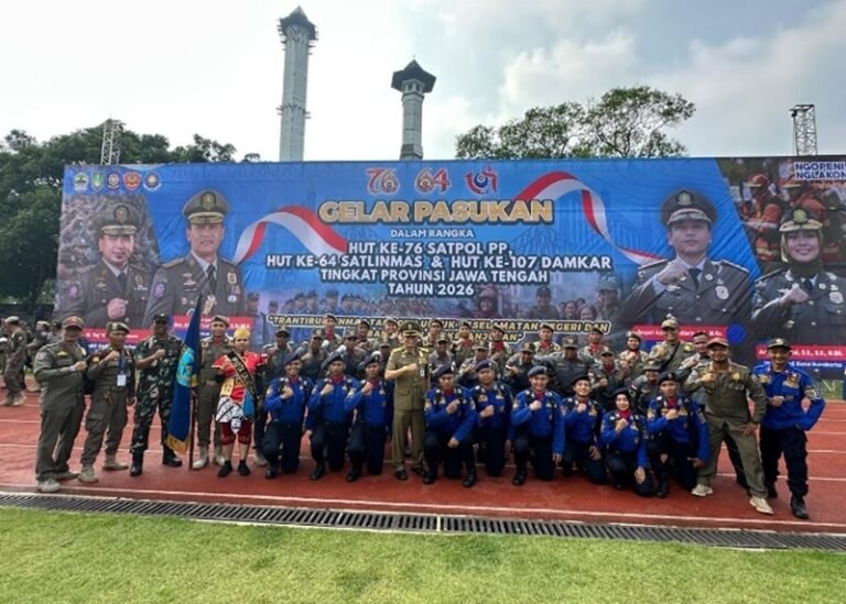 Kontingen Kota Salatiga meraih juara III lomba defile pada puncak HUT Satpol PP, Damkar, dan Satlinmas tingkat Provinsi Jawa Tengah di Surakarta, Selasa (12/5/2026). Prestasi itu diraih melalui latihan intensif dan kekompakan personel Satpol PP, Damkar, serta Satlinmas yang tampil disiplin dalam gelar pasukan tingkat provinsi.