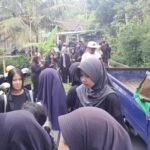 Empat anggota satu keluarga asal Ambarawa ditemukan meninggal dunia di dalam tenda glamping kawasan wisata Posong, Taman Wisata Alam Posong, Rabu (27/5/2026). Polisi menduga korban mengalami keracunan setelah ditemukan mulut berbusa tanpa tanda kekerasan, sementara keluarga masih menunggu hasil autopsi dan pemeriksaan laboratorium forensik untuk memastikan penyebab kematian.
