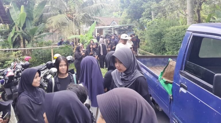 Empat anggota satu keluarga asal Ambarawa ditemukan meninggal dunia di dalam tenda glamping kawasan wisata Posong, Taman Wisata Alam Posong, Rabu (27/5/2026). Polisi menduga korban mengalami keracunan setelah ditemukan mulut berbusa tanpa tanda kekerasan, sementara keluarga masih menunggu hasil autopsi dan pemeriksaan laboratorium forensik untuk memastikan penyebab kematian.
