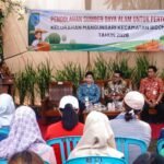 Robby Hernawan meluncurkan aksi perubahan Sendi Laras di Kelurahan Mangunsari, Kecamatan Sidomukti, Kota Salatiga, Kamis (21/5/2026), untuk memperkuat ketahanan pangan dan pengelolaan sampah berbasis masyarakat. Program ini melibatkan 50 kader PKK RW melalui pelatihan urban farming, pengolahan sampah organik dan anorganik, serta pemberian bantuan bibit tanaman dan pupuk agar warga mampu menciptakan lingkungan mandiri dan berkelanjutan.