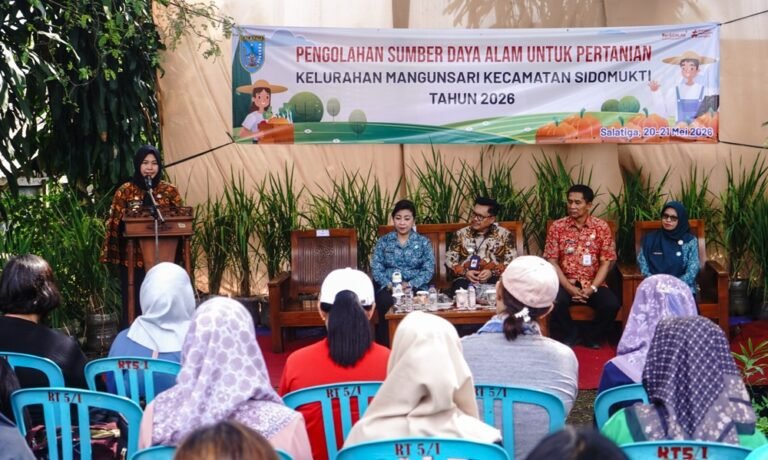 Robby Hernawan meluncurkan aksi perubahan Sendi Laras di Kelurahan Mangunsari, Kecamatan Sidomukti, Kota Salatiga, Kamis (21/5/2026), untuk memperkuat ketahanan pangan dan pengelolaan sampah berbasis masyarakat. Program ini melibatkan 50 kader PKK RW melalui pelatihan urban farming, pengolahan sampah organik dan anorganik, serta pemberian bantuan bibit tanaman dan pupuk agar warga mampu menciptakan lingkungan mandiri dan berkelanjutan.