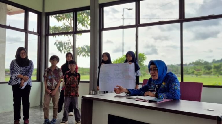 Siswa SD dan SMP di Salatiga mempresentasikan hasil riset budaya dan kuliner kepada Disbudpar di TWSS akhir April 2026 untuk mendorong pembelajaran kontekstual melalui observasi, wawancara, dan solusi nyata seperti game budaya dan food tour, sekaligus menjawab minimnya keterlibatan siswa dalam pendidikan berbasis hafalan.