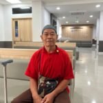 Sukisno (70), warga Kota Salatiga, merasakan manfaat Program Jaminan Kesehatan Nasional (JKN) setelah mengalami serangan stroke dan menjalani perawatan intensif serta terapi rutin selama setahun terakhir. Dengan pembiayaan yang dijamin melalui kepesertaan JKN yang ditanggung Pemerintah Kota Salatiga, ia dapat mengakses layanan kesehatan tanpa terbebani biaya hingga kondisinya berangsur pulih dan kembali beraktivitas.